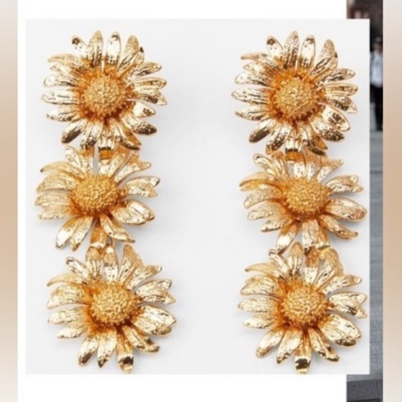 ZARA LIMITED EDITION TRIPLE DAISY FLOWER DROP EARRINGS GOLD - Picture 1 of 6